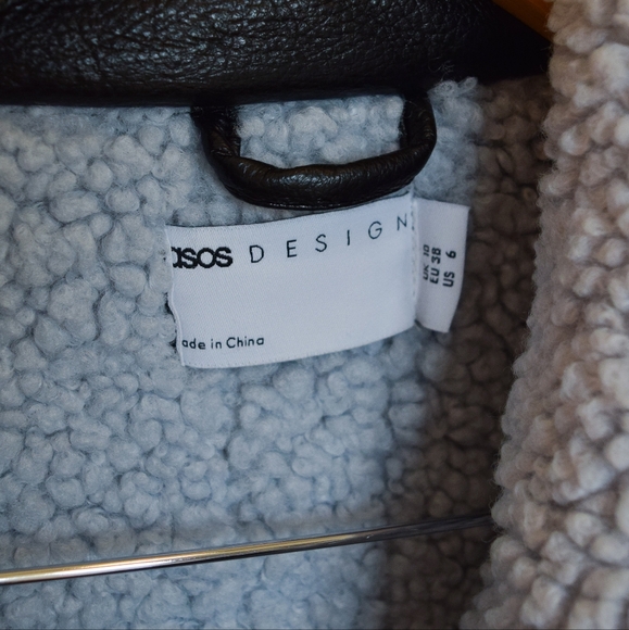 ASOS Design sherpa paneled jacket in black and blue - Picture 2 of 8